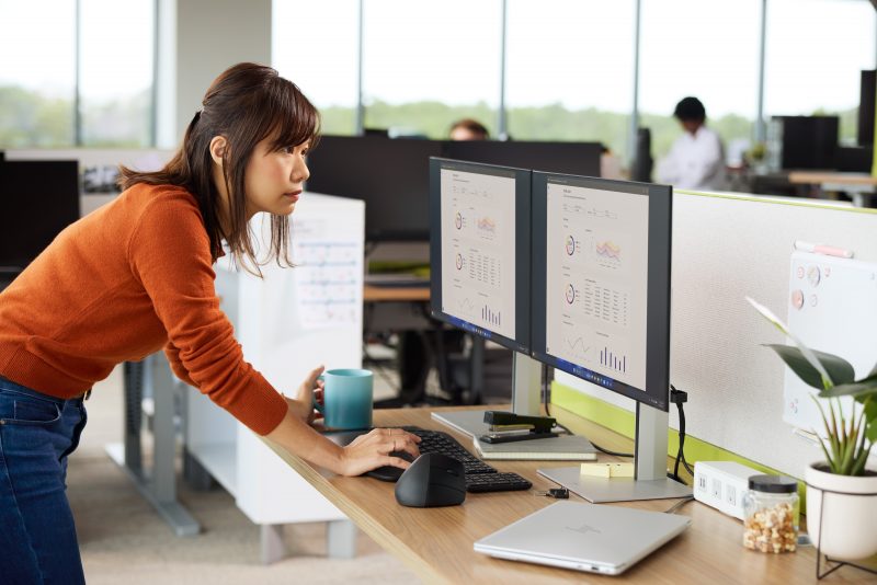 Karyawan bekerja dengan perangkat HP di kantor