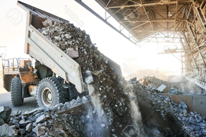 Truk menumpahkan material batuan