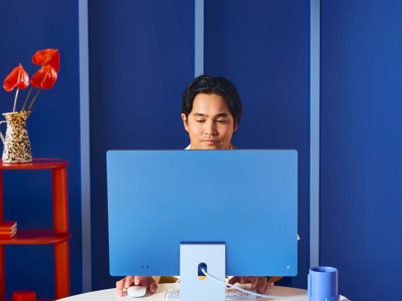 Desainer menggunakan aplikasi Adobe dengan lisensi bisnis