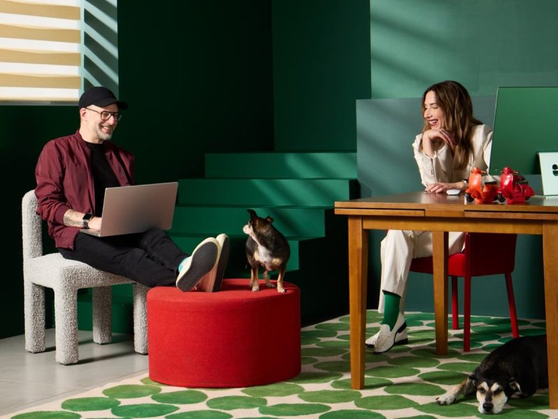 Tim kreatif bekerja bersama menggunakan Adobe Creative Cloud