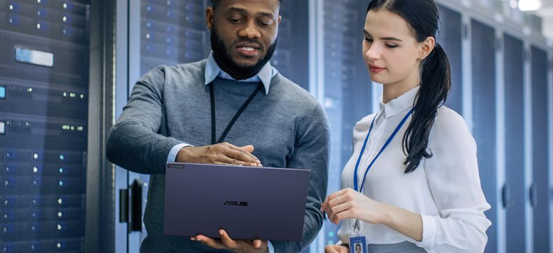 Tim IT mengelola laptop ASUS ExpertBook