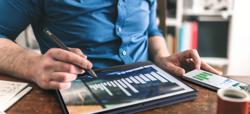 Karyawan memakai ExpertBook dengan stylus