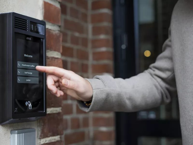 Network intercom Axis di pintu masuk kampus