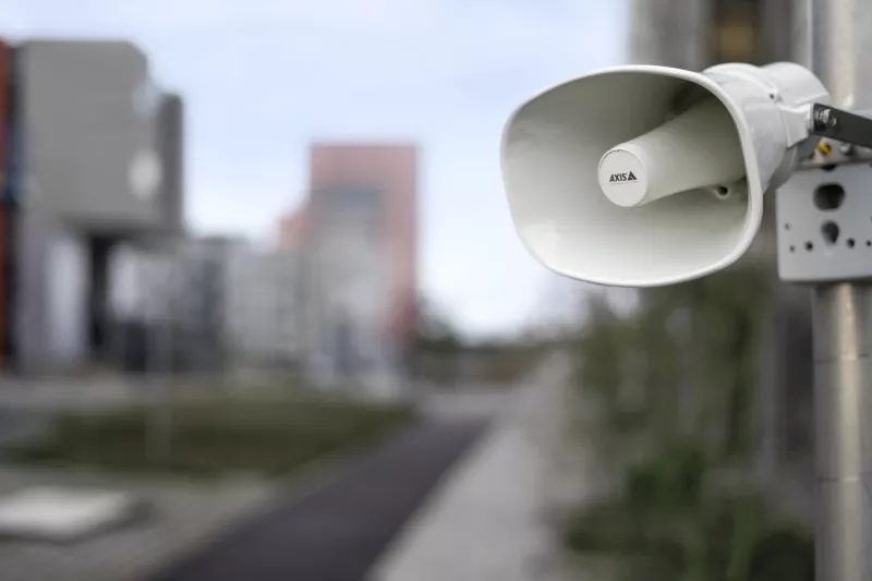 Speaker horn jaringan Axis di area luar