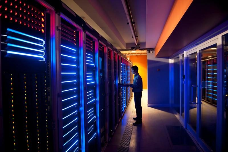 Lorong rak server di data center