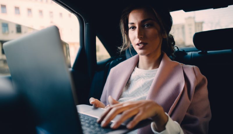 Pengguna mengakses workspace Citrix dari laptop
