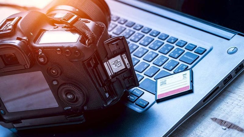 Kamera dan laptop untuk dokumentasi foto bisnis