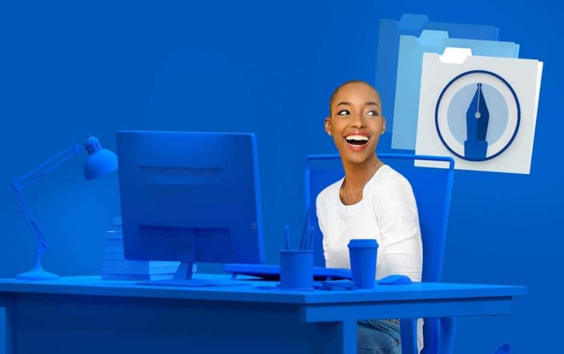 Pengguna WordPerfect Office di depan komputer