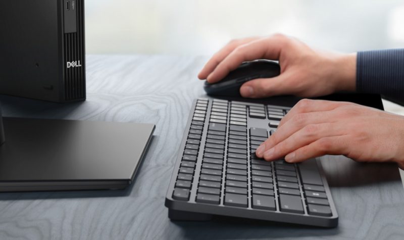 Ruang kerja kantor dengan perangkat Dell