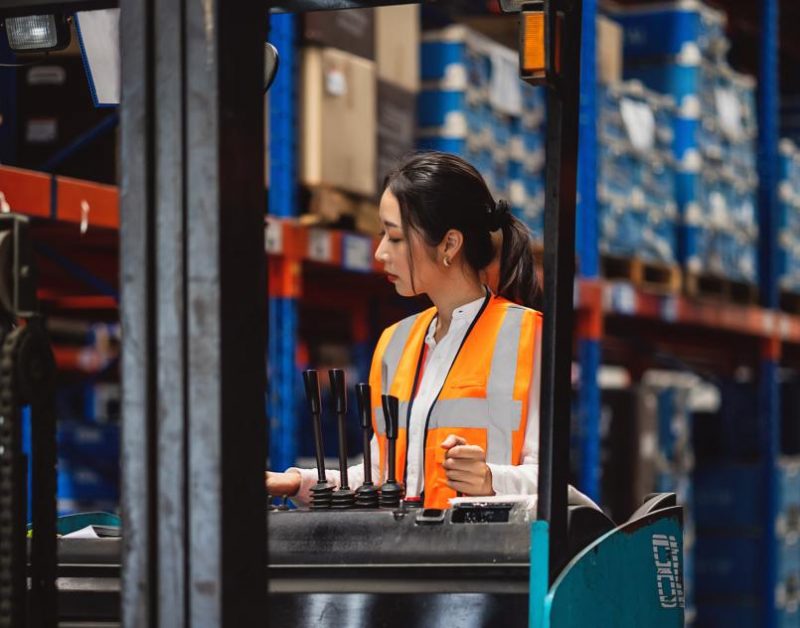 Pelatihan keselamatan kerja di gudang dengan iSpring LMS