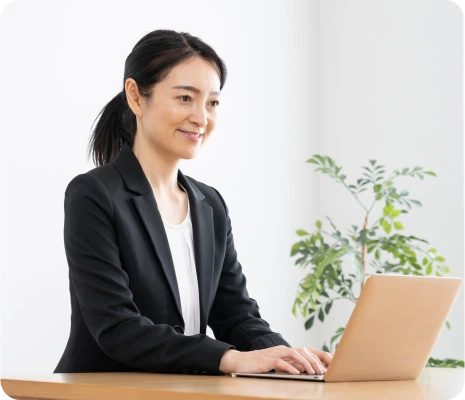 Pengguna bisnis bekerja dengan laptop yang dilindungi Kaspersky Next EDR Foundations