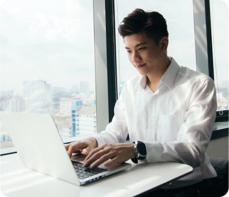 Karyawan kantor kecil bekerja dengan laptop yang terlindungi