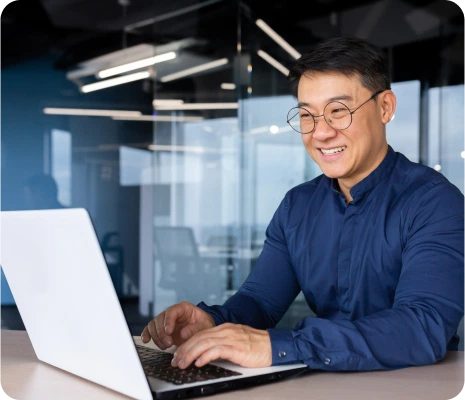 Diskusi tim kecil di kantor dengan laptop