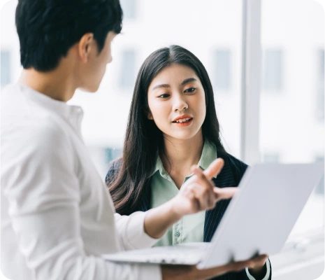 Staf IT menangani peringatan keamanan dengan Kaspersky Next EDR Optimum