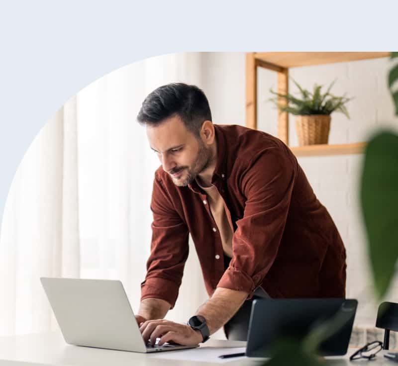 Karyawan memakai LastPass di laptop kantor