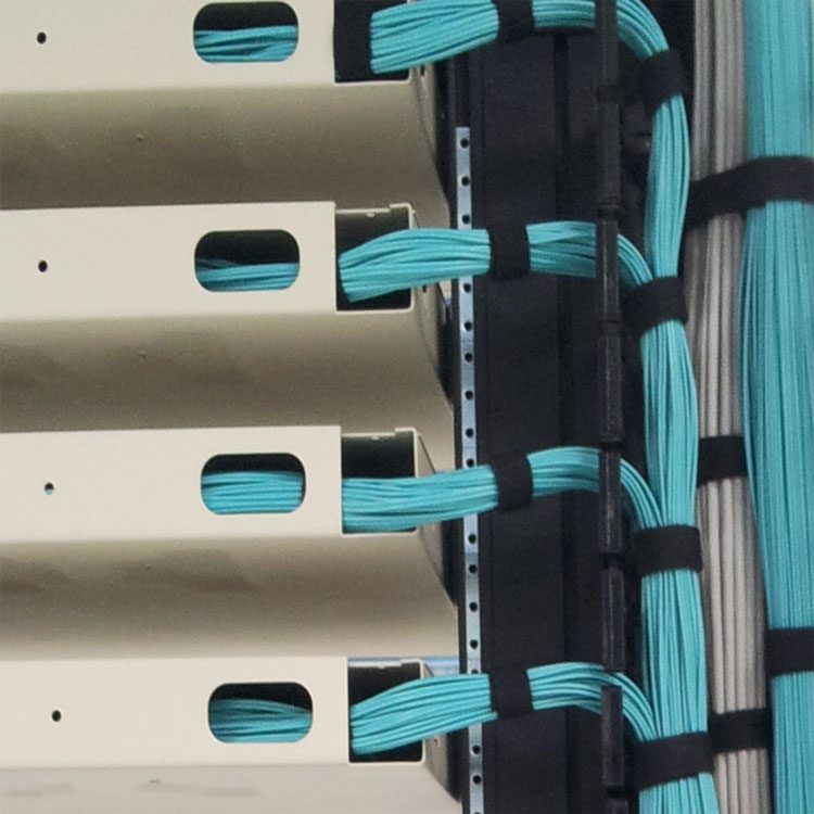 Kabel fiber optik indoor