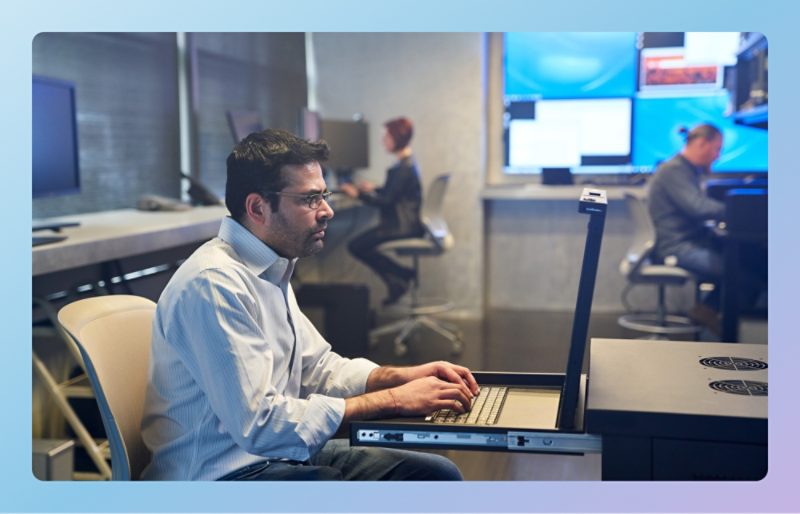 Administrator mengelola server Windows Server