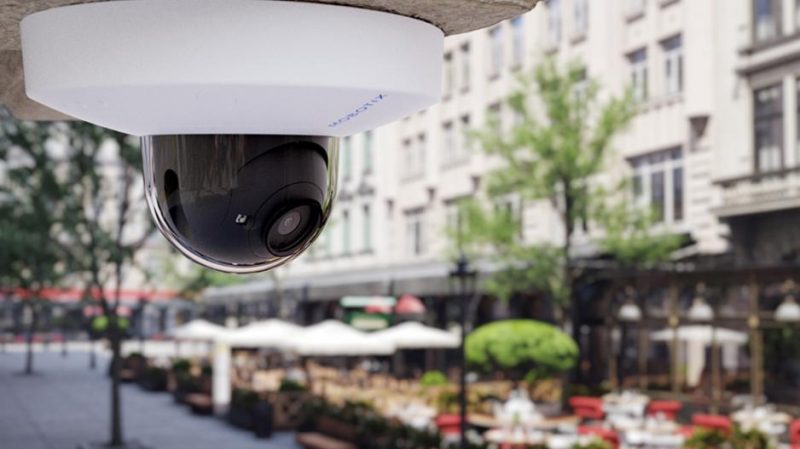 Kamera dome MOBOTIX D71 di area kota