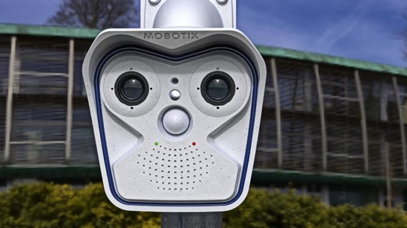 Kamera MOBOTIX M16 di gedung
