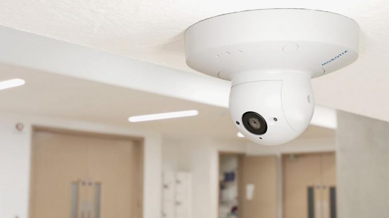 Kamera MOBOTIX p71 terpasang di plafon