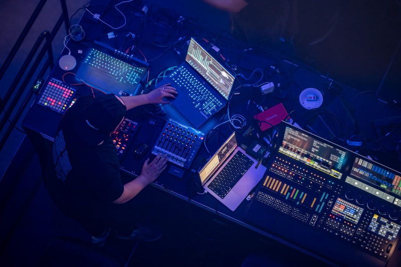 VJ memainkan visual live dengan Resolume