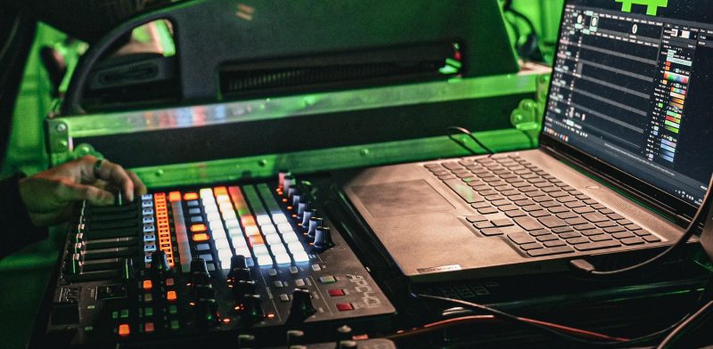 MIDI controller untuk mengendalikan Resolume