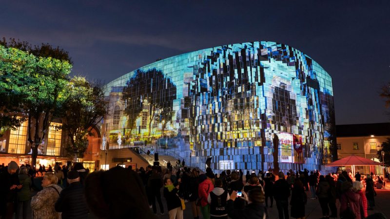 Projection mapping pada fasad gedung dengan Resolume Arena