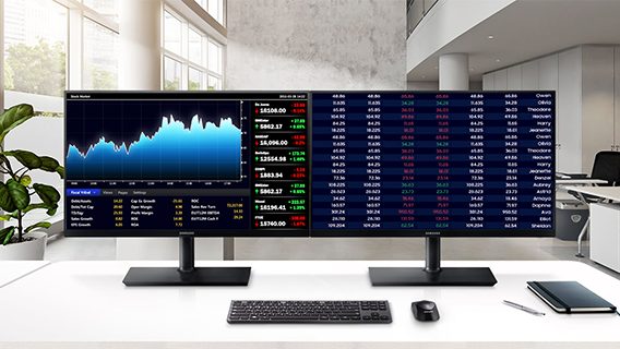 Monitor bisnis Samsung di meja kerja