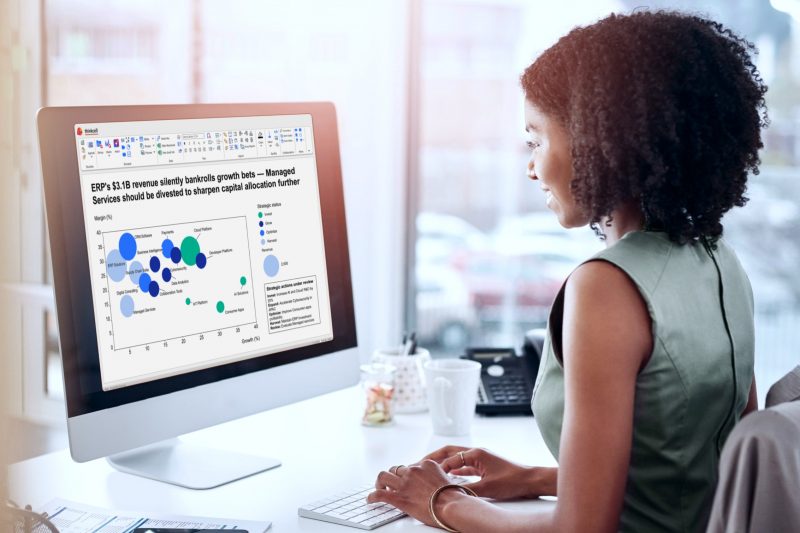 Analis bekerja dengan grafik bubble think-cell