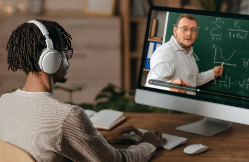 Siswa menonton video pembelajaran yang direkam dengan DemoCreator