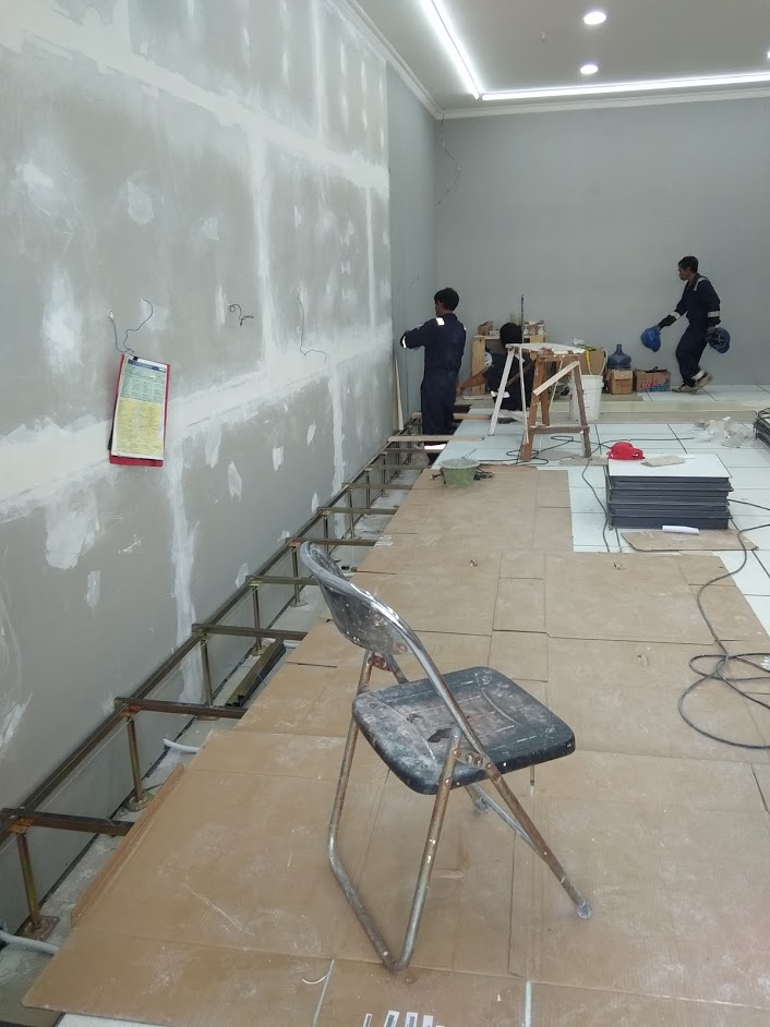 Pedestal dan stringer raised floor yang sudah di-leveling
