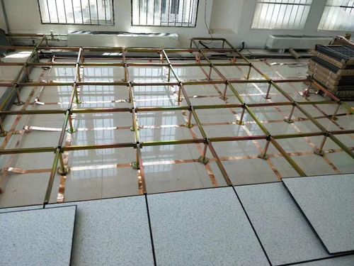 Raised floor terpasang di ruang data center