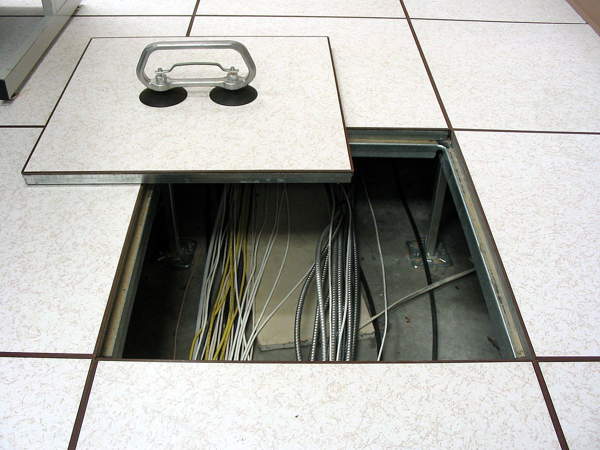 Rangka pedestal dan stringer raised floor sebelum panel dipasang
