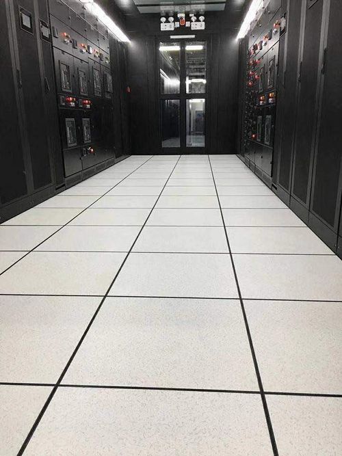 Ruang server dengan raised floor dan AC