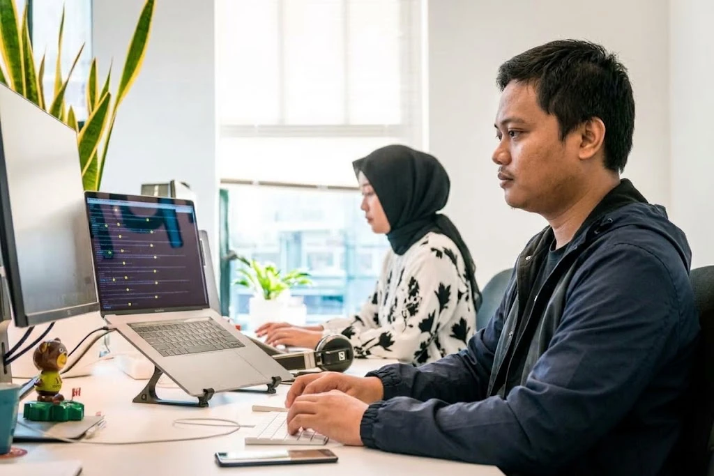 Tim IT sedang bekerja